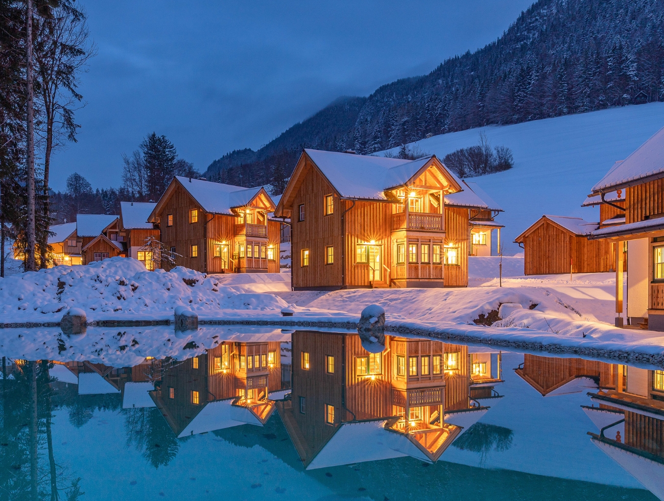 Häuser beleuchtet im Schnee