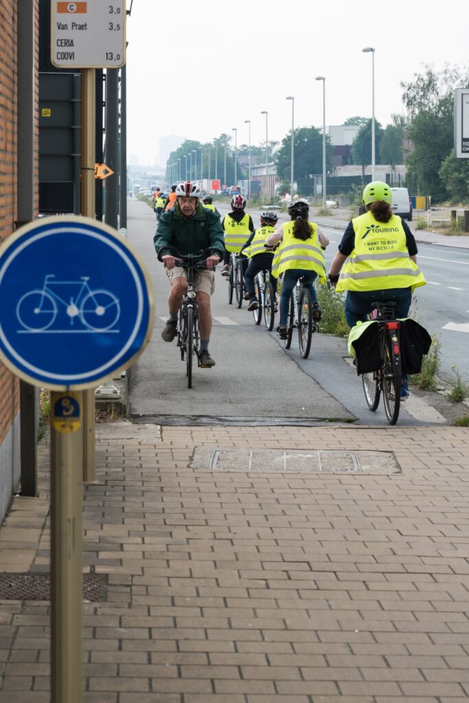 Gruppe Radfahrer mit Warnwesten